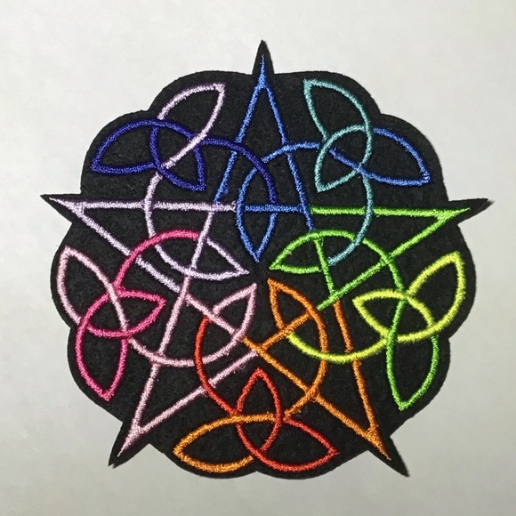3.75” Pentagram Iron on patch multicolor Celtic - Picture 2 of 3